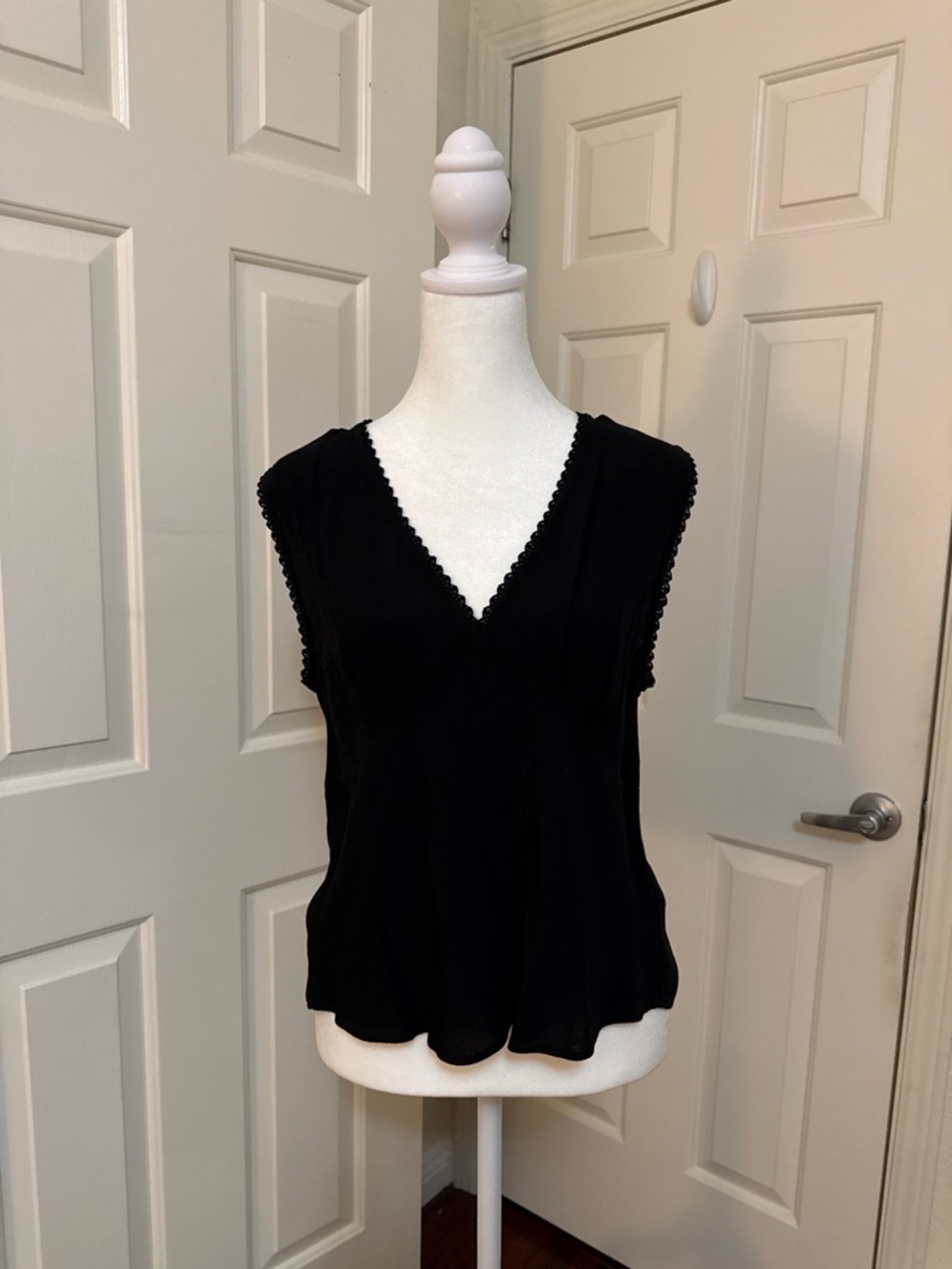 American Eagle Outfitters Black Sleeveless V-Neck Tie-Back Camisole